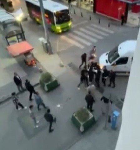 Yan bakma kavgası kanlı bitti: 4 yaralı