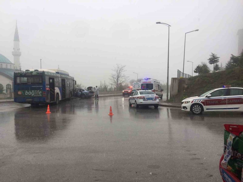 Halk otobüsü ile otomobil çarpıştı: 1 ölü