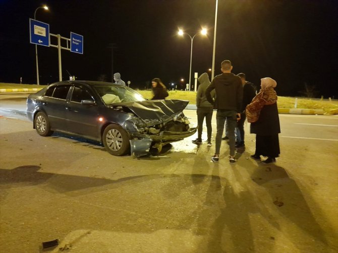 Konya'daki otomobil kamyonetle çarpıştı