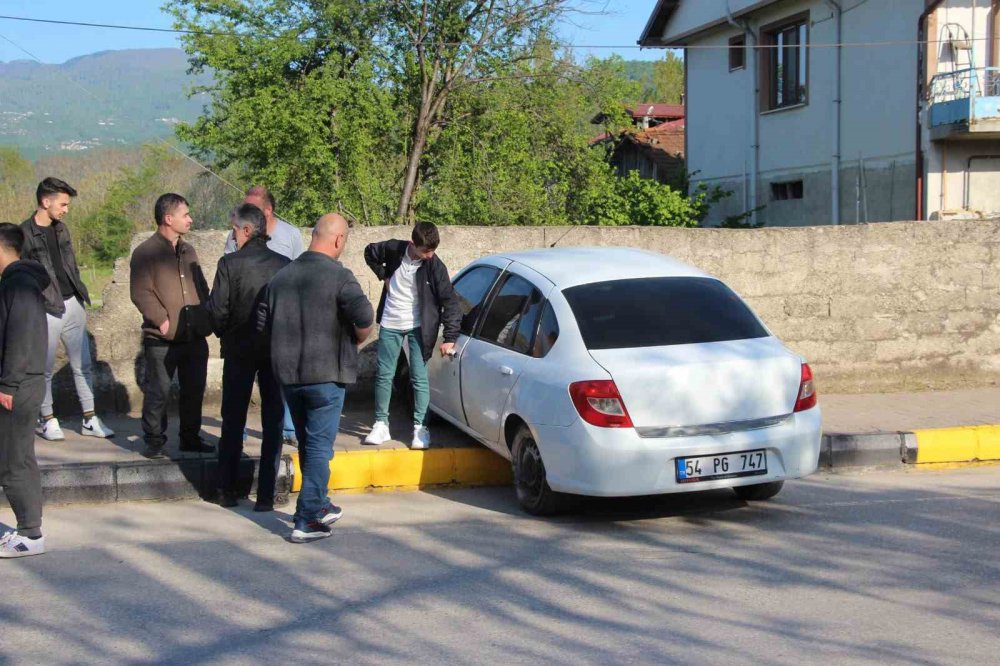 Kamyonete çarpmamak için manevra yaptı, duvara çarptı