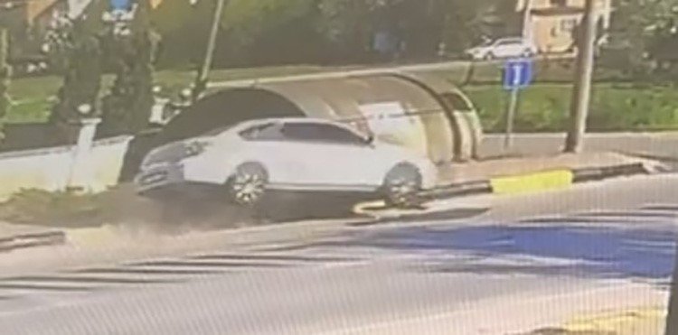 Kamyonete çarpmamak için manevra yaptı, duvara çarptı