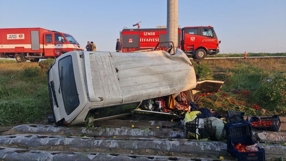 Minibüs elektrik direğine çarptı: 2 ölü, 1 yaralı