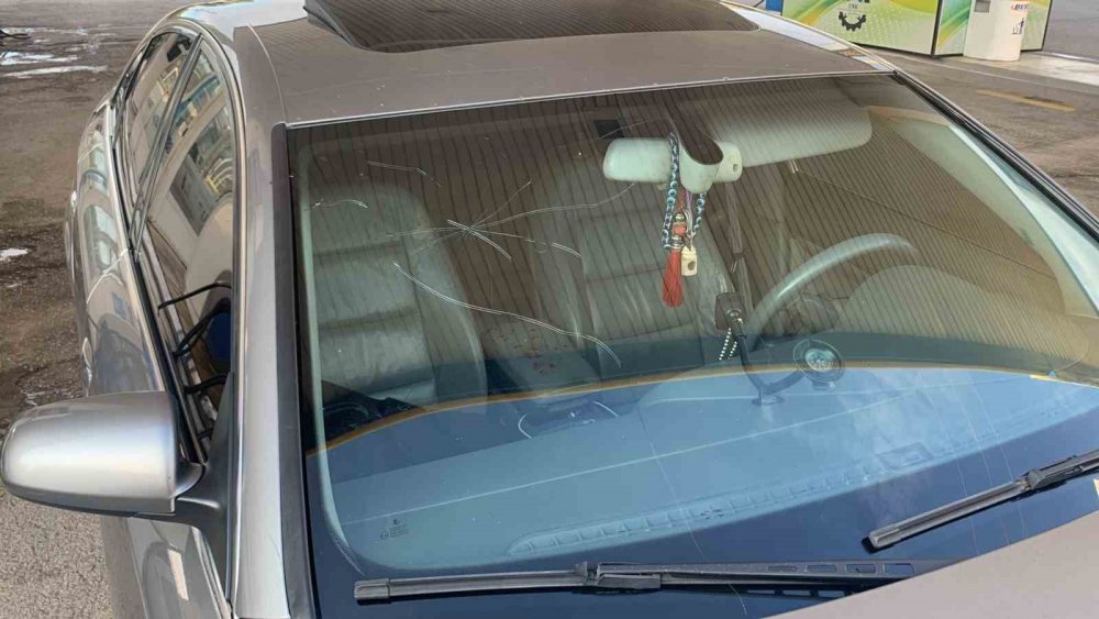 Önce 2 çay ocağını, sonra seyir halindeki aracı kurşunladı