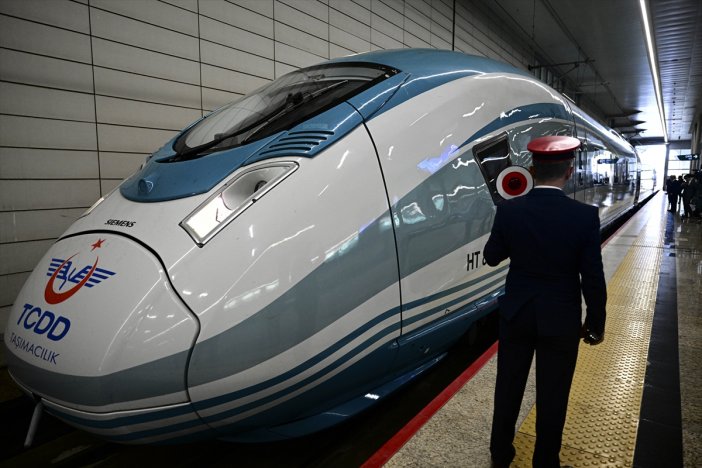 ankara-sivas-hizli-treni-ilk-seferi-icin-baskentten-hareket-etti.jpg