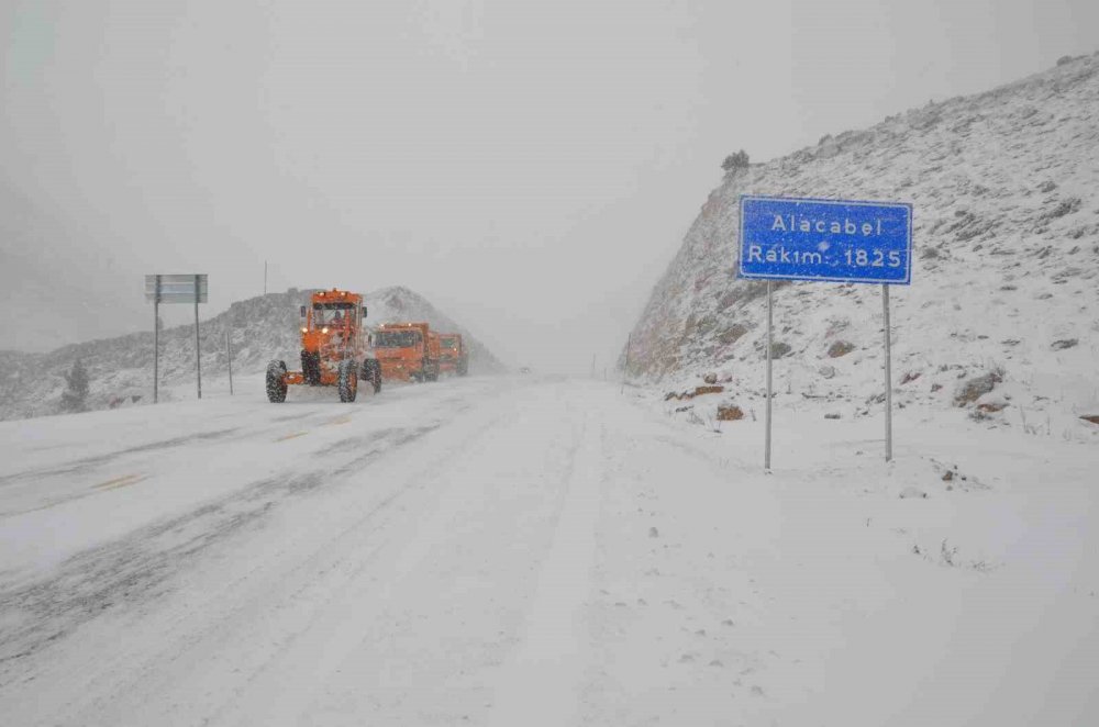 Kış geri döndü! Konya-Antalya yolunda kar yağışı