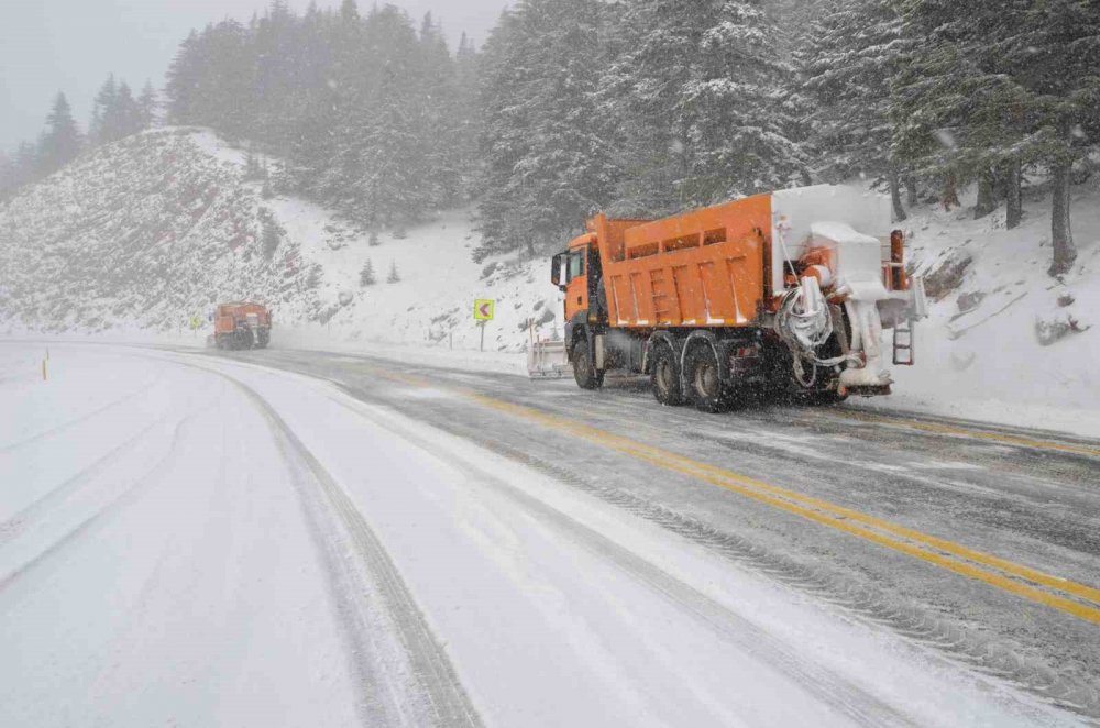 Kış geri döndü! Konya-Antalya yolunda kar yağışı