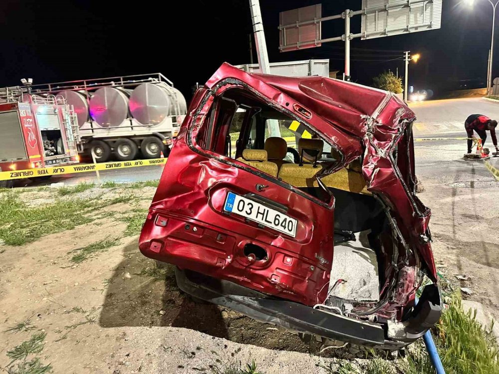 Tırın çarptığı hafif ticari araç savrulup bir başka tıra çarptı: 2 ölü