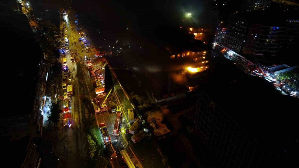 İzmir’de Folkart Sitesi’nde büyük yangın devam ediyor