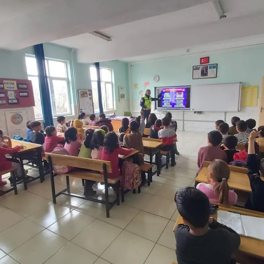 Hüyük’te öğrencilere trafik güvenliği eğitimi