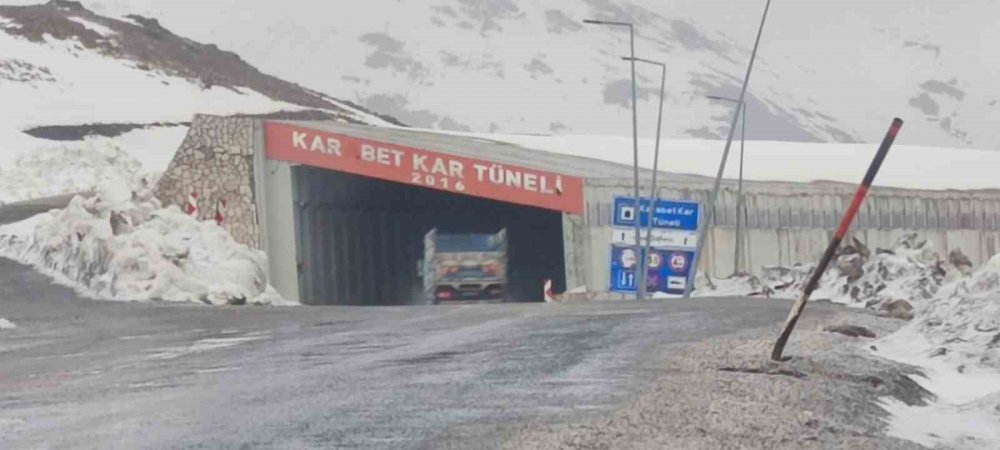 3 bin rakımlı Karabet Geçidi’nde kar etkili oluyor