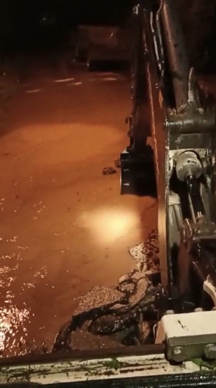 Yakınlarına yıldırım düşen vatandaşın panik anları