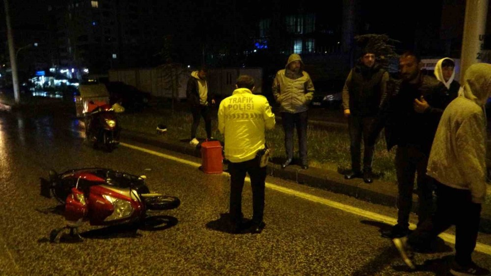 Malatya’da hafif ticari araç motokuryeye çarpıp kaçtı: 2 yaralı