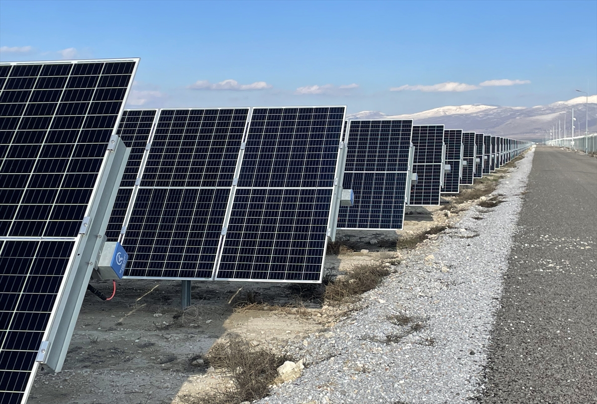 aa-20230415-30858035-30858032-karapinardaki-dunyanin-tek-yatirimcili-en-buyuk-gunes-santrali-tam-kapasite-uretime-basladi.jpg