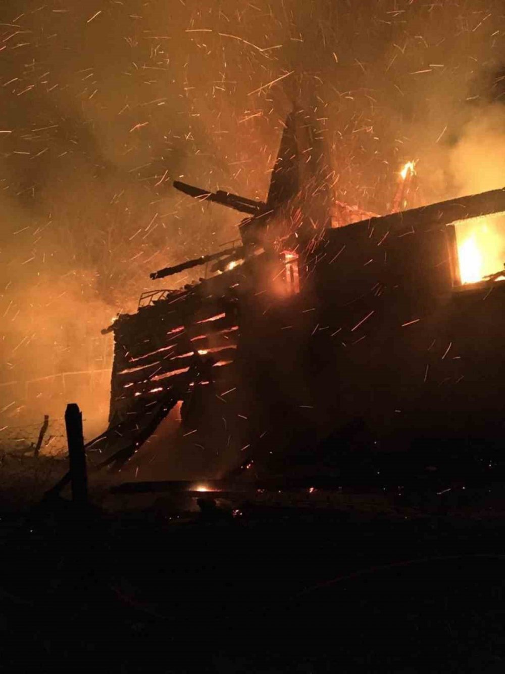 Köyde çıkan yangında ev ve samanlık küle döndü