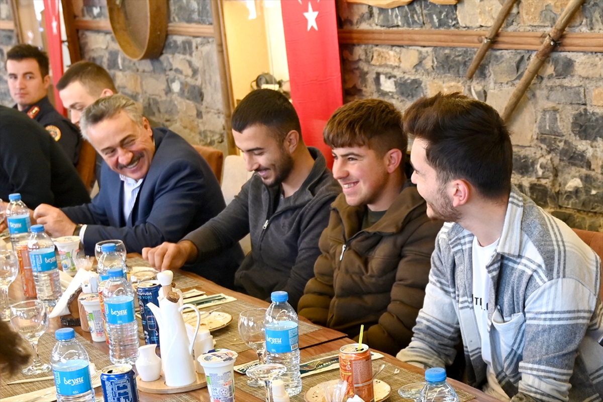 vatani-gorevi-yapmaya-gidecek-mehmetciklere-yemek.jpg