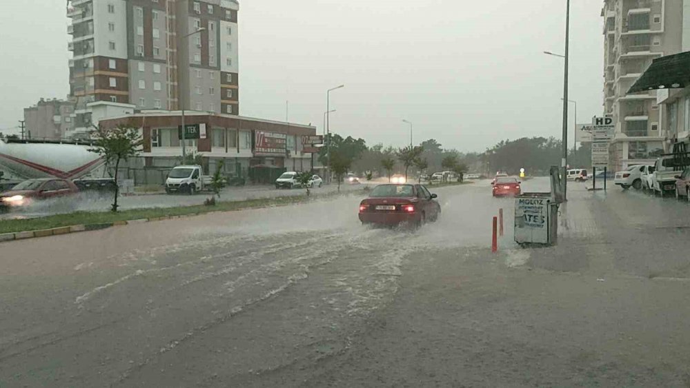 Antalya’da şiddetli yağış hayatı felç etti