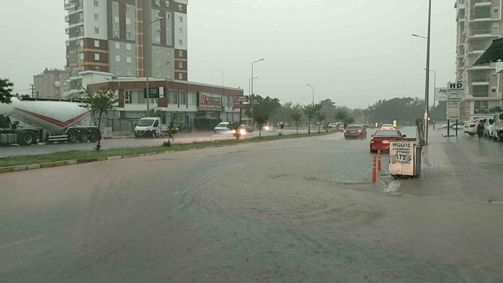 Antalya’da şiddetli yağış hayatı felç etti