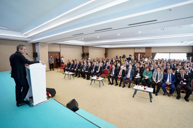 Bakan Özer: 1'le devraldık, 7'yle devrediyoruz