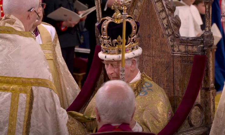 İngiltere Kralı 3. Charles yeni hükümdar olarak kraliyet tacını giyindi