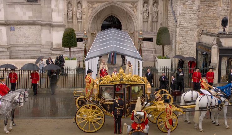 İngiltere Kralı 3. Charles yeni hükümdar olarak kraliyet tacını giyindi