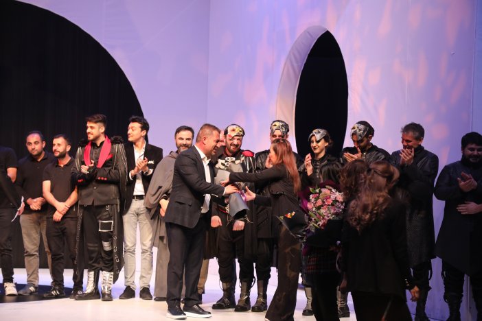 konya-sehir-tiyatrosu-mevlananin-750-vuslat-yili-anisina-barsisa-oyununu-konyalilarla-bulusturdu-001.jpg
