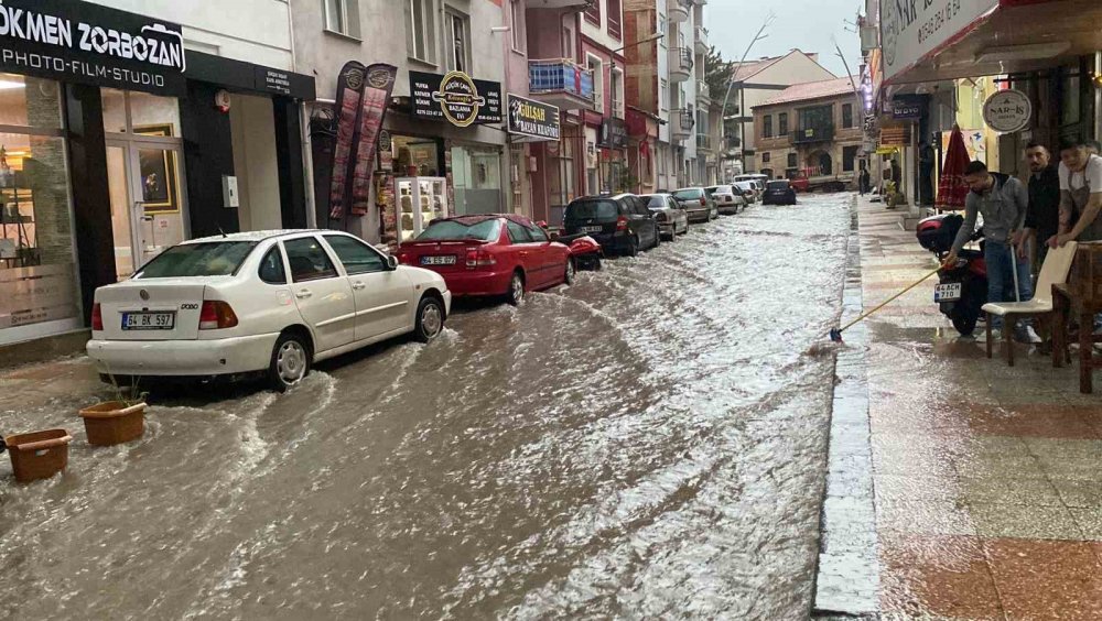 Uşak’ta sağanak yağış hayatı olumsuz etkiledi