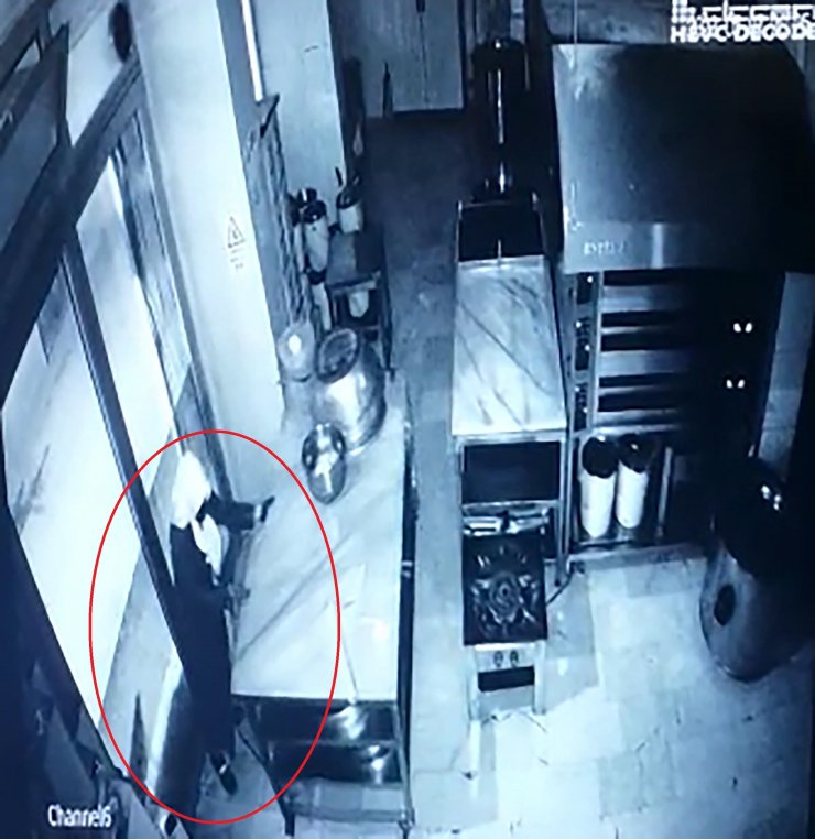 Çalıştığı iş yerine kadın kıyafeti ile girip, çelik kasayı çaldı; o anlar kamerada