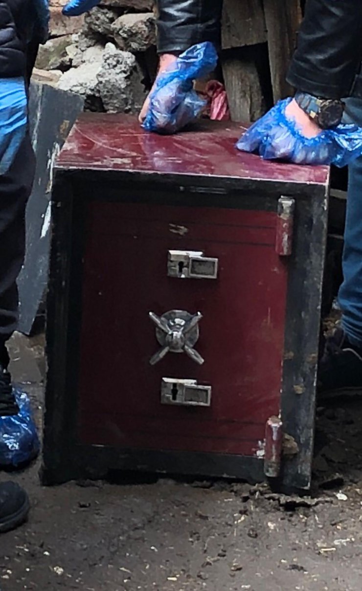 Çalıştığı iş yerine kadın kıyafeti ile girip, çelik kasayı çaldı; o anlar kamerada