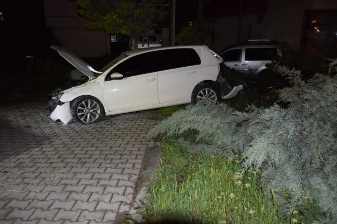 Konya'da otomobil yaya ve ağaca çarptı! Yaralılar var