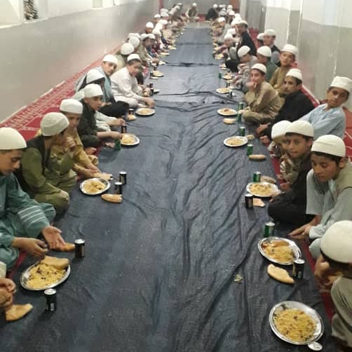 afganistandaki-yetim-ve-oksuz-hafiz-ogrencilere-yemek-ikram-edildi-2.png