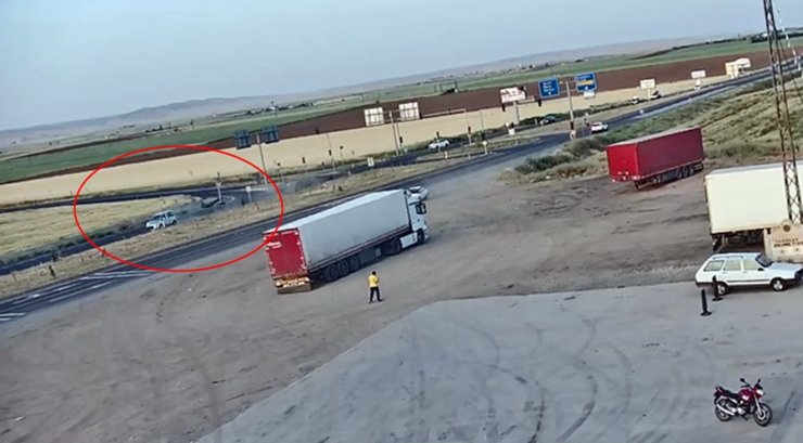 Hafif ticari araçla çarpışan motosikletteki baba- oğul yaralandı