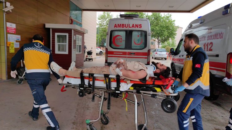 Savrulan minibüs yan yatarak durdu, 1’i çocuk 3 kişi yaralandı