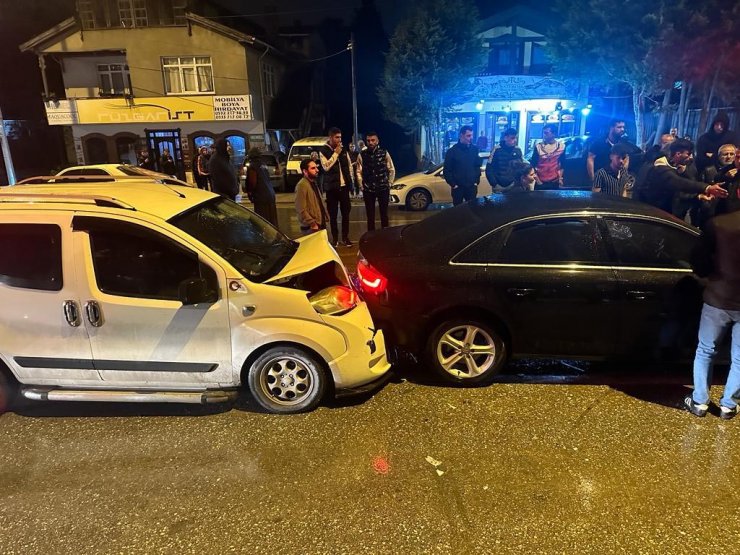 Çarptığı yayaya yardım etmek isterken o da inşaat alanına düştü; 4 yaralı