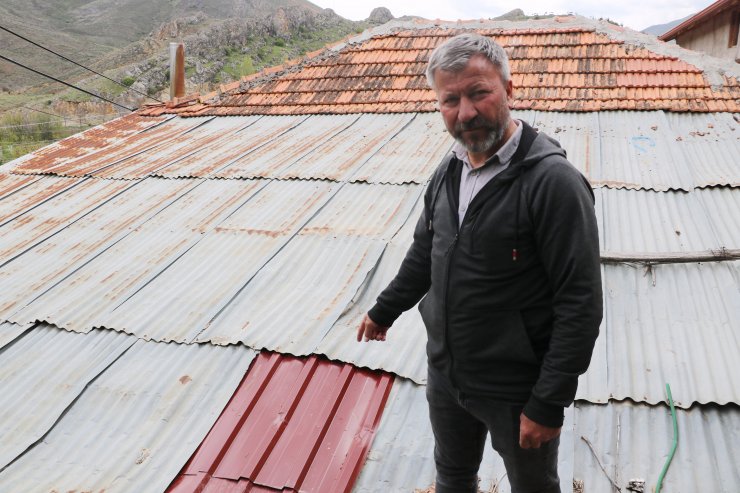 Çatıya çıkan inek imece usulü kurtarıldı