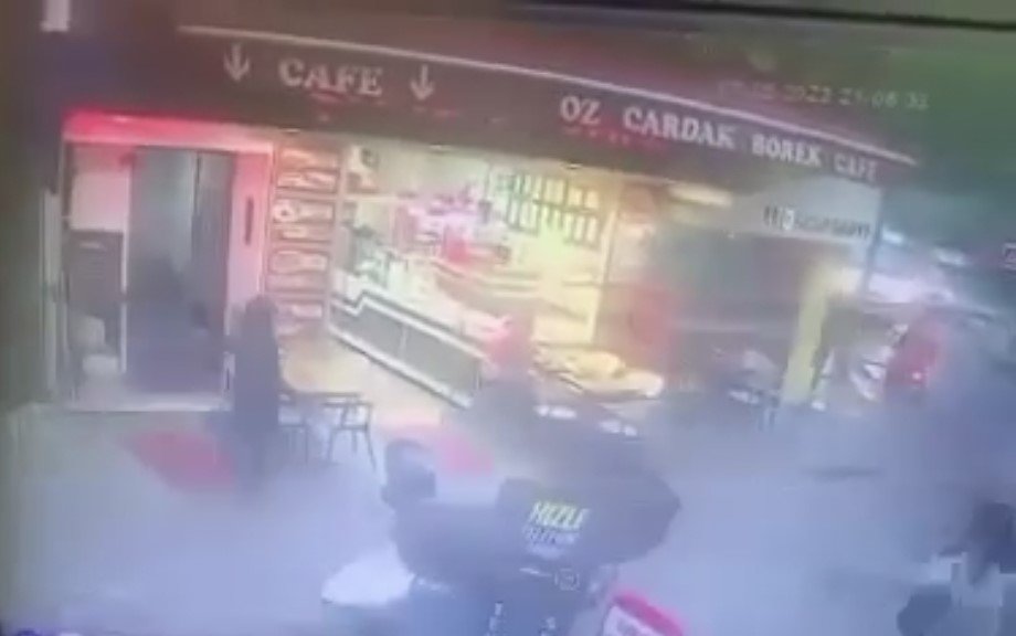 Kafeteryada silahlı saldırı: Gençlere kurşun yağdırdı