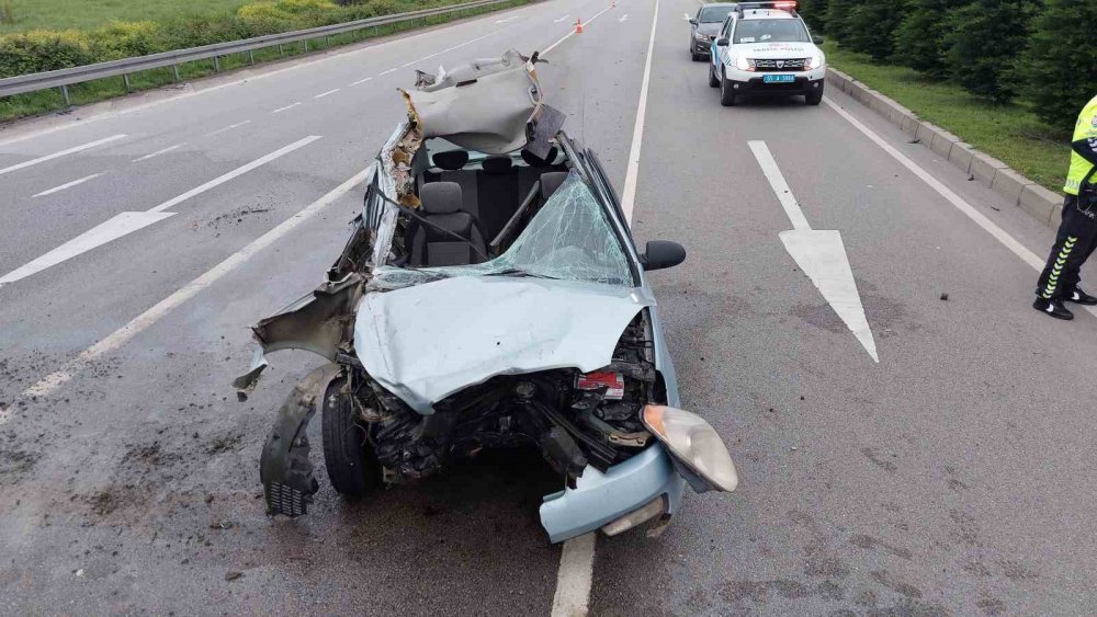 Oy kullanmak için memleketlerine giden ailenin aracı tıra çarptı: 1’i ağır 4 yaralı
