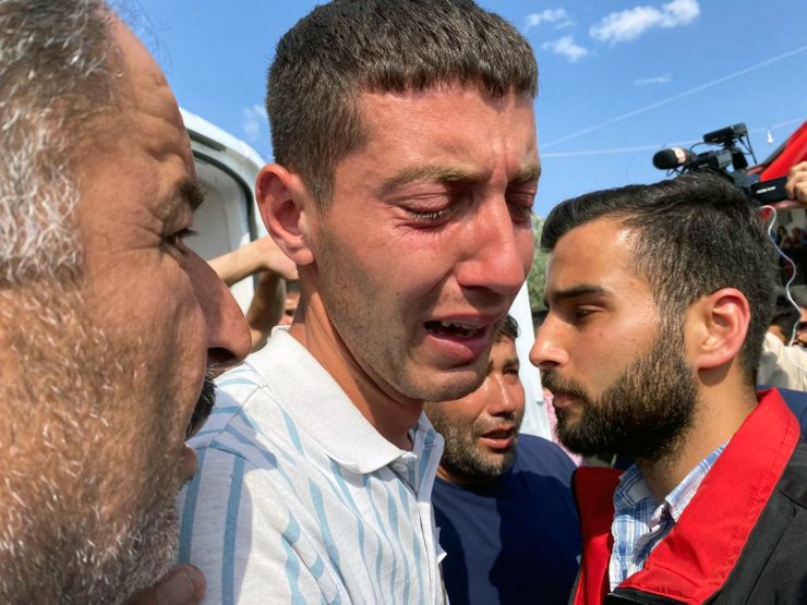 Şehit oğlunu el sallayarak uğurladı