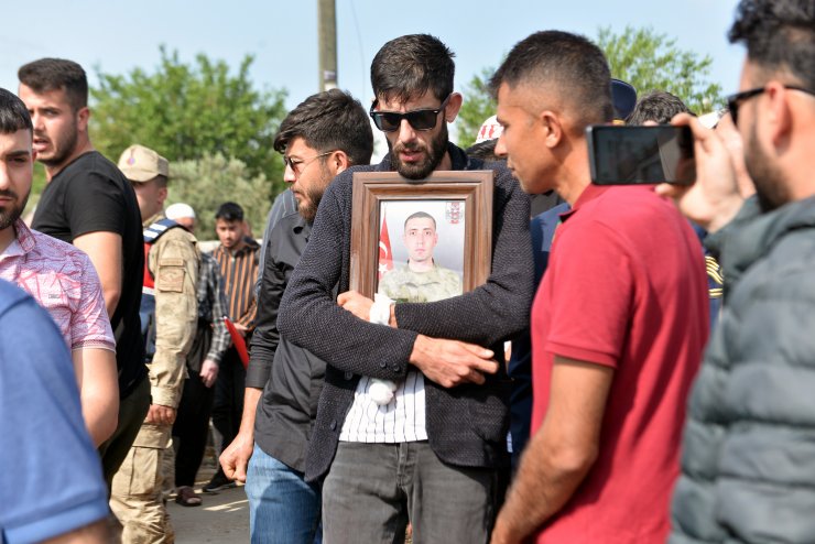 Şehit oğlunu el sallayarak uğurladı