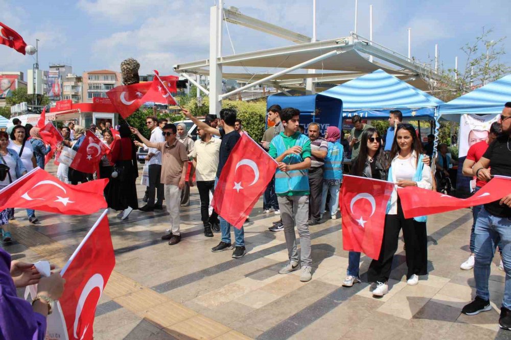 Yasaklara saatler kala meydanlarda seçim hareketliliği