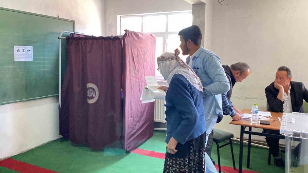 110 yaşındaki Safiye nine oy kullanmak için sandık başına gitti