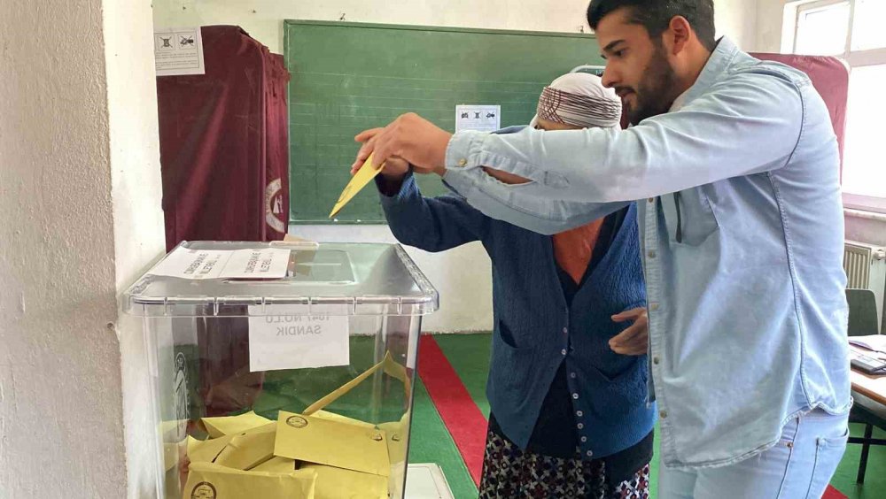 110 yaşındaki Safiye nine oy kullanmak için sandık başına gitti