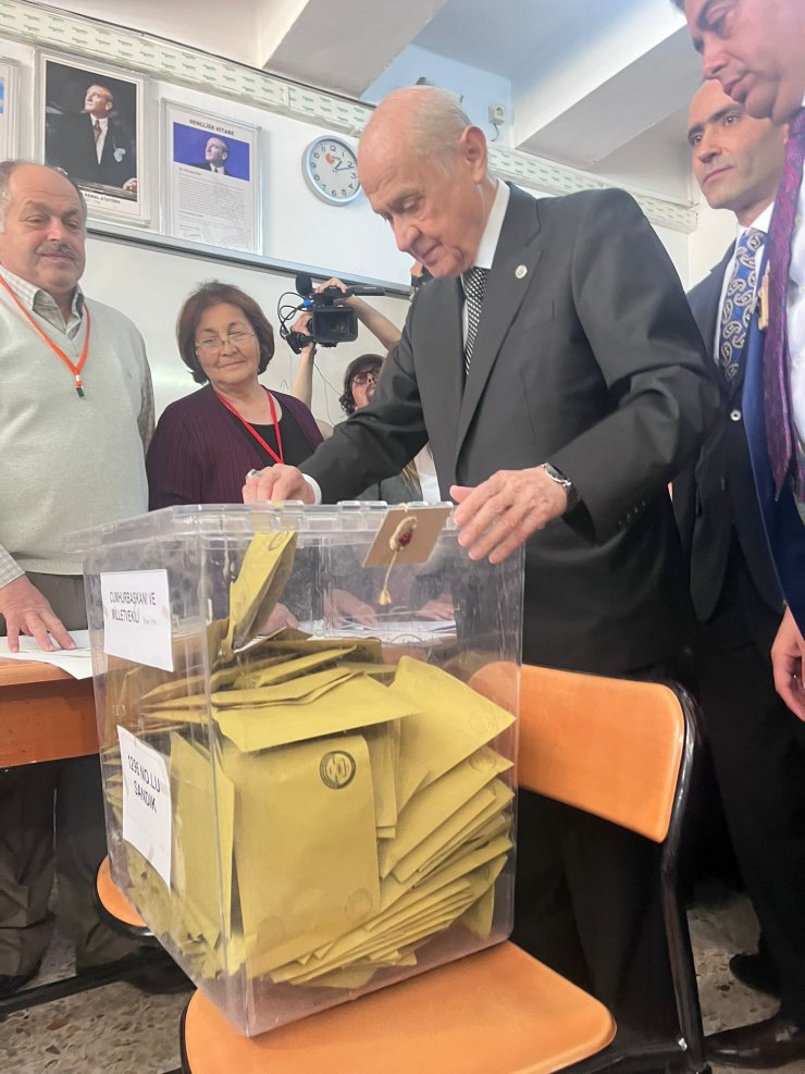 Bahçeli, Ankara'da oyunu kullandı