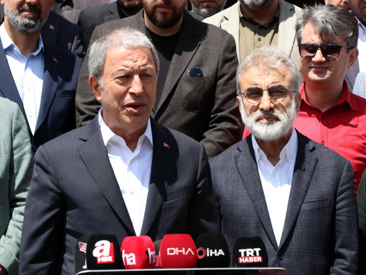 Bakan Akar, oy kullanıp, 'Anneler Günü'nü kutladı