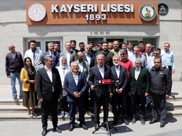 Bakan Akar, oy kullanıp, 'Anneler Günü'nü kutladı