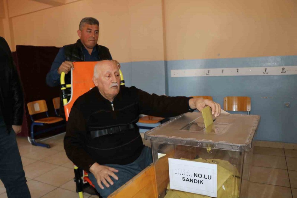 Engelli ve hastalar oy kullanmaya ambulansla geldi