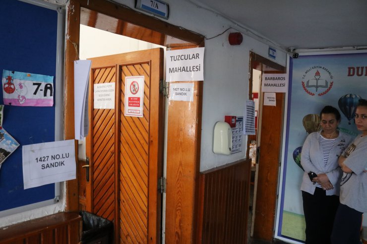 Geceleri 10 bin kişinin olduğu mahallede, 75 seçmen bulunuyor