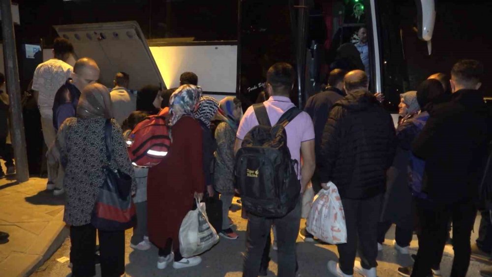 Seçime saatler kala otobüslerle yola çıktılar: Afetzedeler oy kullanmak için şehirlerine dönüyor