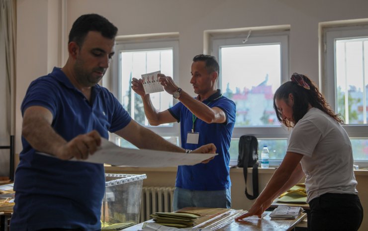 Zarfların ağzını yapıştırıcı ile kapatmışlar