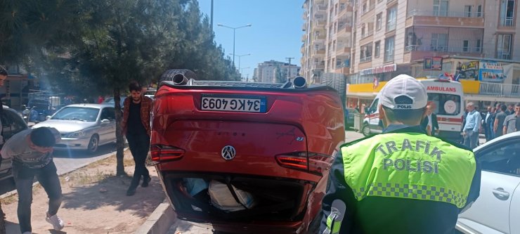 Hafif ticari araçla otomobil çarpıştı: 3'ü çocuk, 5 yaralı