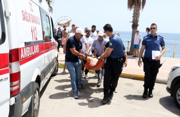 Hareketsiz gördüğü kişiyi boğulmaktan kurtardı